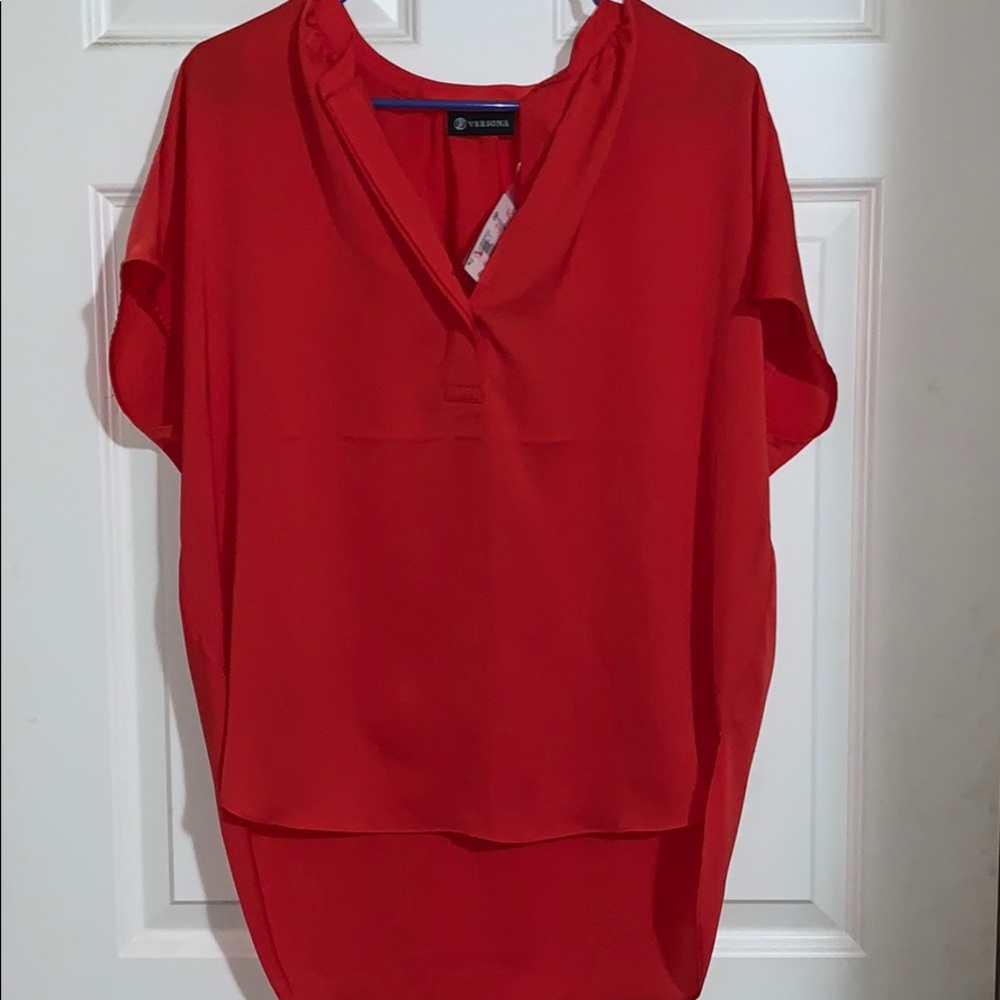 Short in the front, longer in the back Versona top